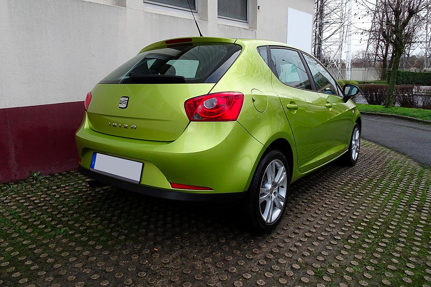 Seat Ibiza vert de trois quarts arrière