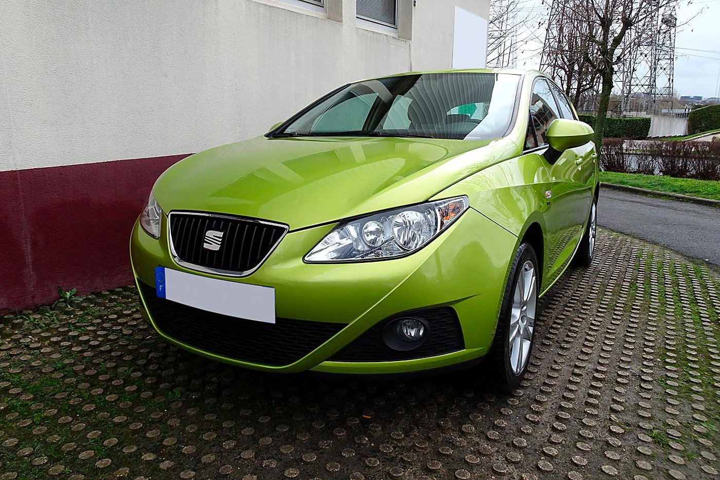 Seat Ibiza vert de trois quarts avant
