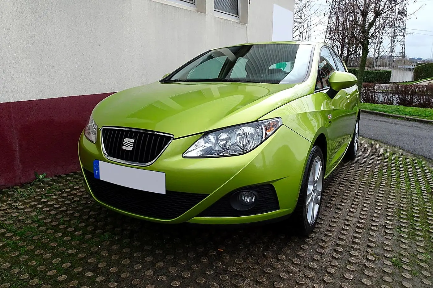 Seat Ibiza vert de trois quarts avant