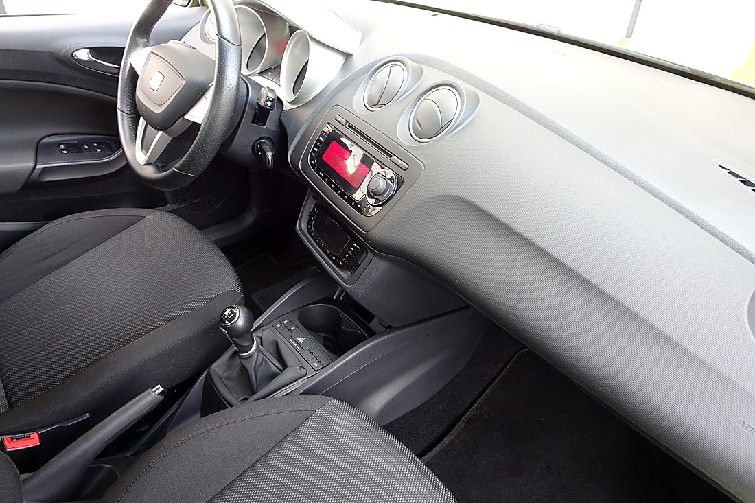 Poste de conduite Seat Ibiza : volant, planche de bord, boîte manuelle