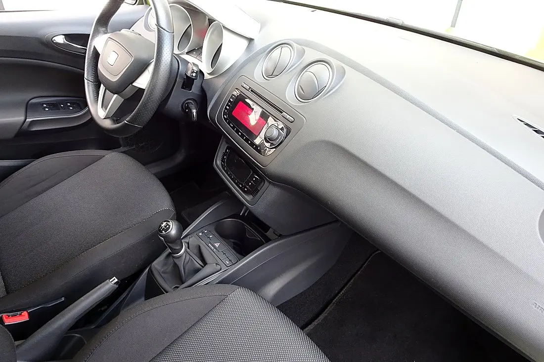 Poste de conduite Seat Ibiza : volant, planche de bord, boîte manuelle