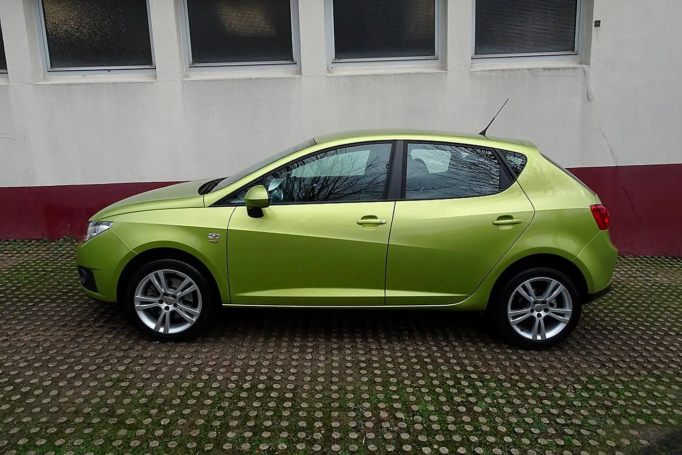 Seat Ibiza vert 5 portes de profil