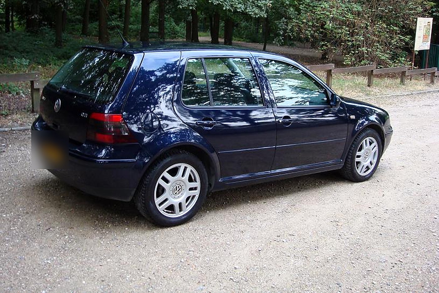Volkswagen Golf IV GTI bleu nuit de trois quarts arrière