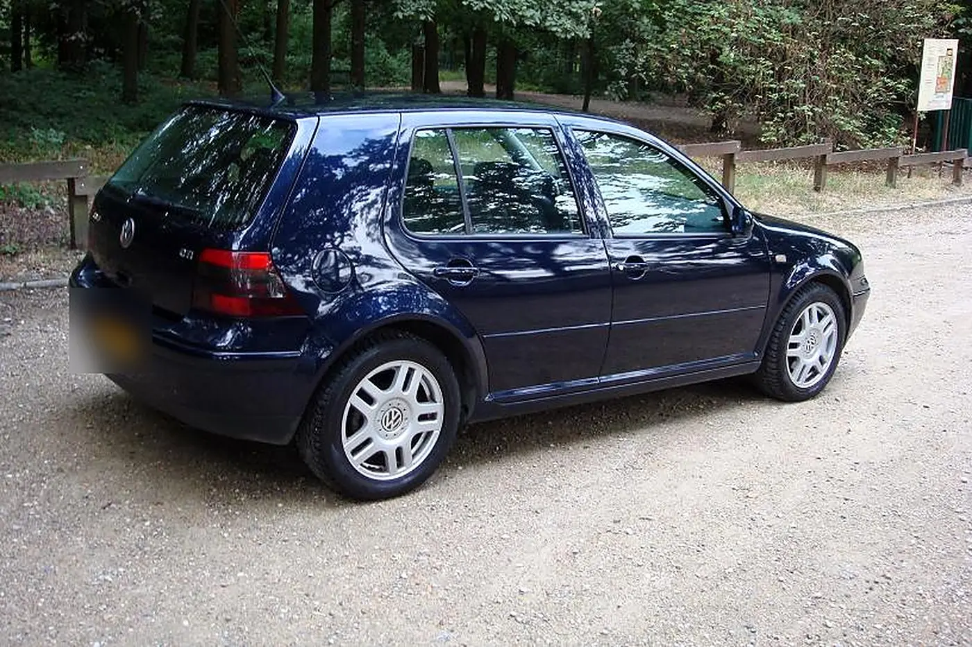 Volkswagen Golf IV GTI bleu nuit de trois quarts arrière