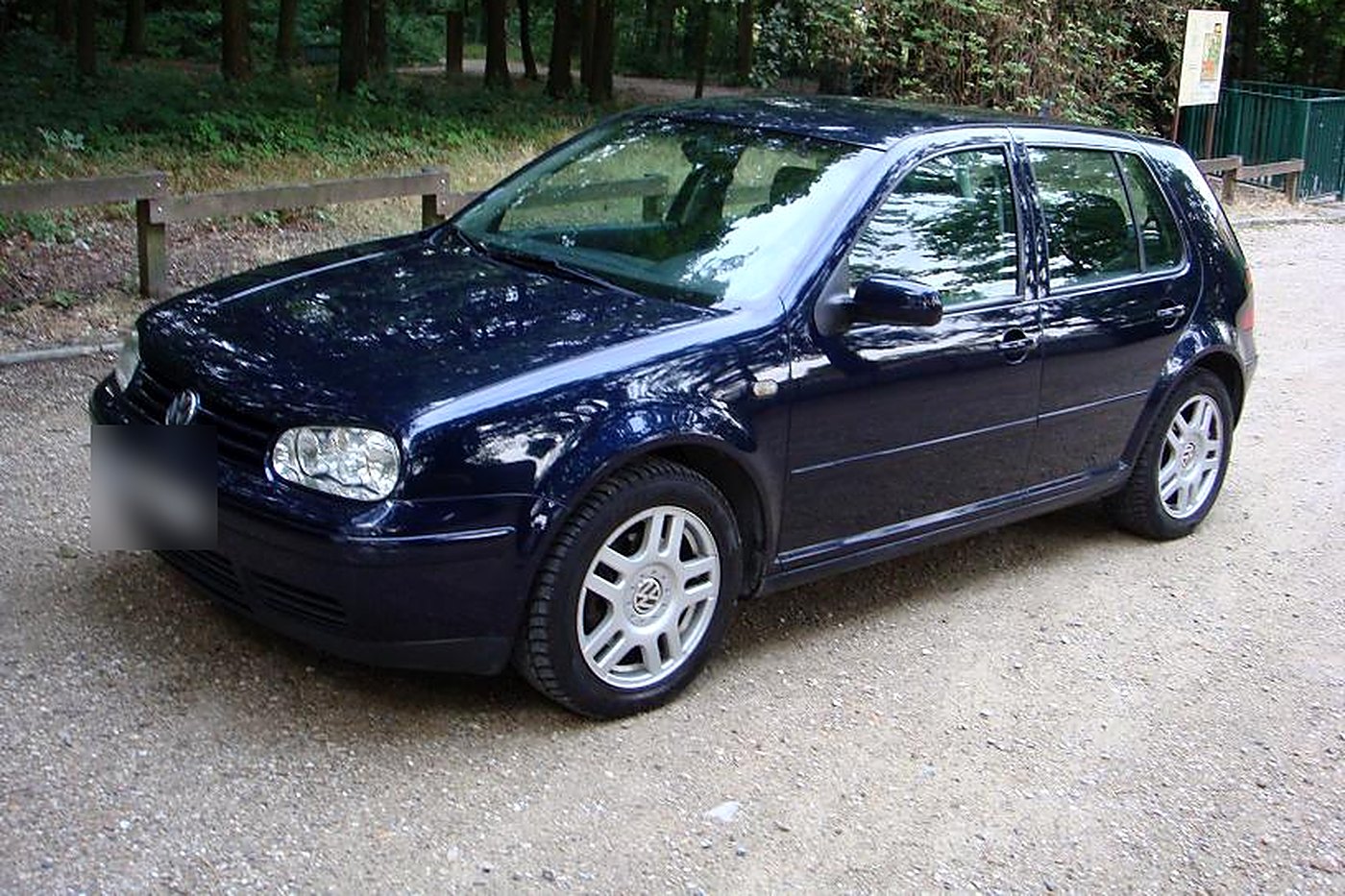 Volkswagen Golf IV GTI bleu nuit de trois quarts avant
