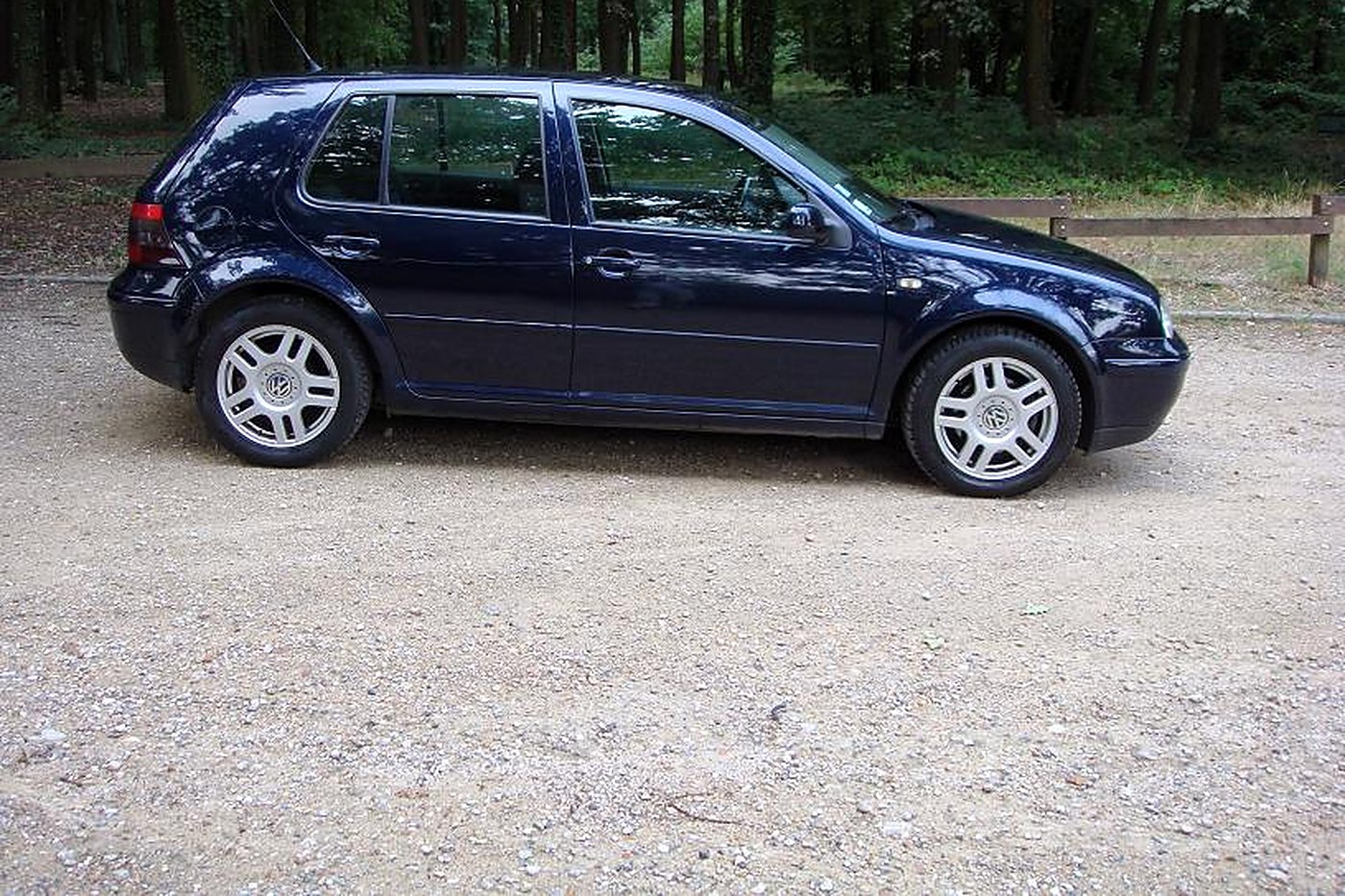 Volkswagen Golf IV GTI bleu nuit 5 portes de profil